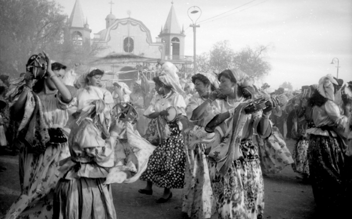 Mujeres bailando afuera de la Iglesia