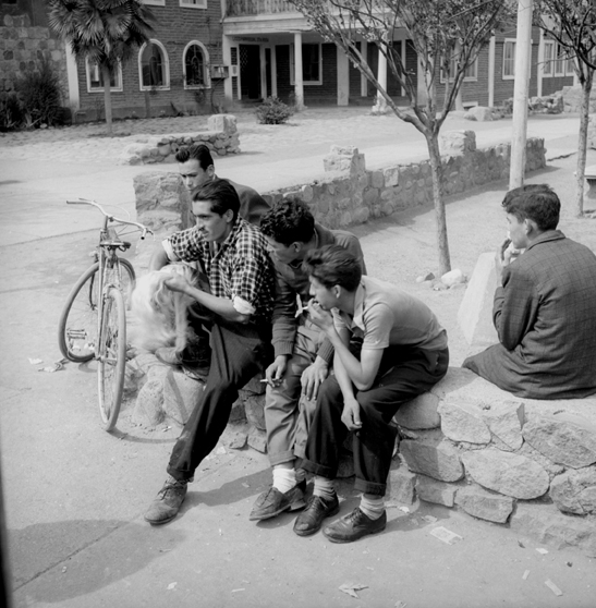 Hombres En La Plaza