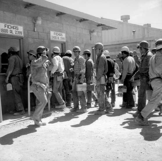 Identidad la seguridad Consulado Hombres haciendo fila para buscar fichas, segunda mitad siglo XX en El Salvador, región de Atacama Identidad la seguridad Consulado Hombres haciendo fila para buscar fichas, segunda mitad siglo XX en El Salvador, región de Atacama